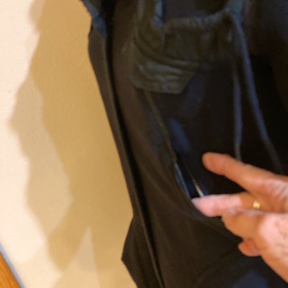 An interesting black warm jacket - Picture 4 of 16